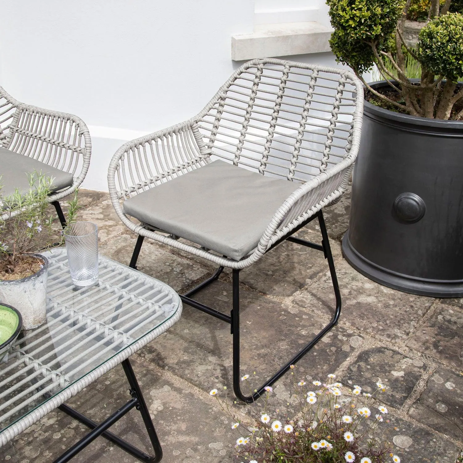 Wick Rattan Garden Sofa Set with Cream Parasol – Light Grey