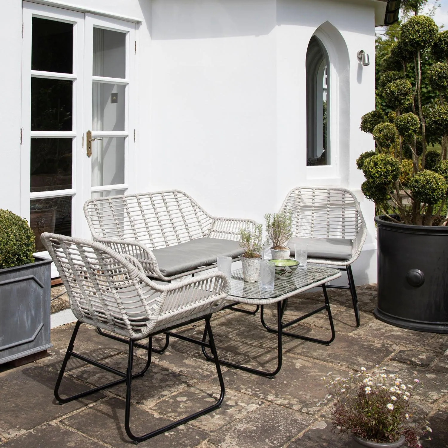 Wick Rattan Garden Sofa Set with Cream Parasol – Light Grey