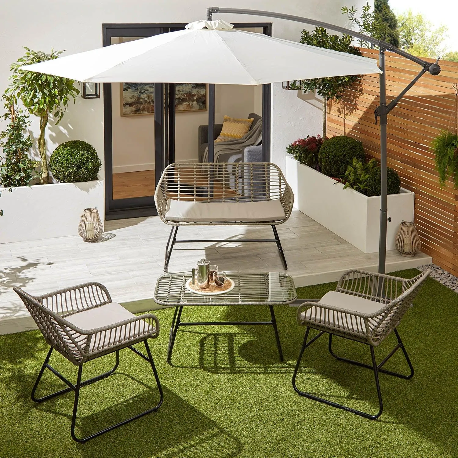 Wick Rattan Garden Sofa Set with Cream Parasol – Light Grey
